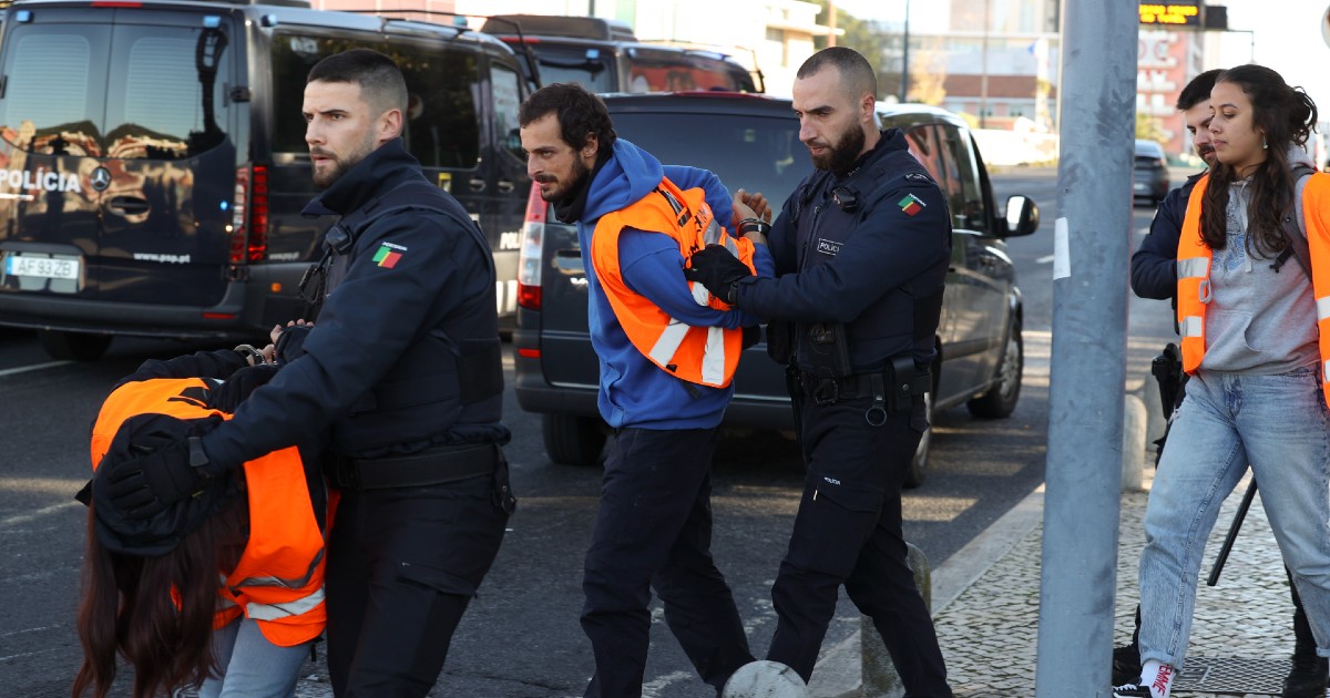 Pol Cia Det M Ativistas Pelo Clima Que Bloqueiam Entrada Em Lisboa