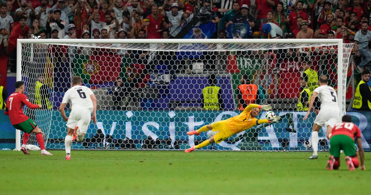 Ronaldo chora depois de falhar penlti: veja o momento