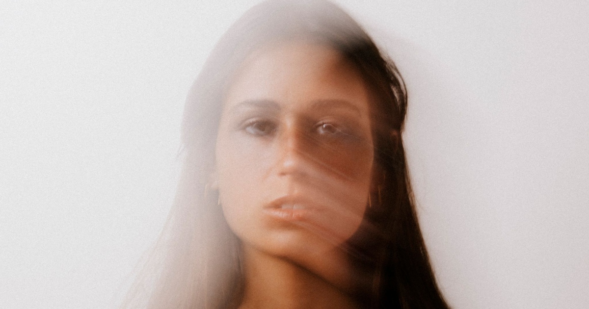 Carolina de Deus faz a estreia nos discos com